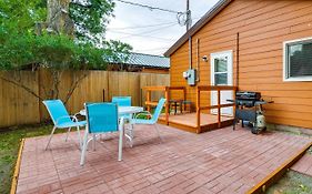 Quaint Cody Cottage With Grill Walk To Downtown!